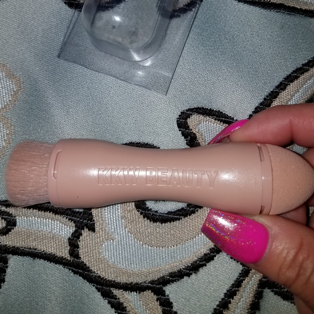 KKW Beauty double ended brush
